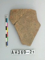 藏品(灰黑色粗砂陶片)的圖片